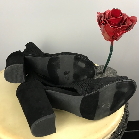 Report peep toe perforated ankle bootie Model Tarragon Size 7.5 - Picture 6 of 7